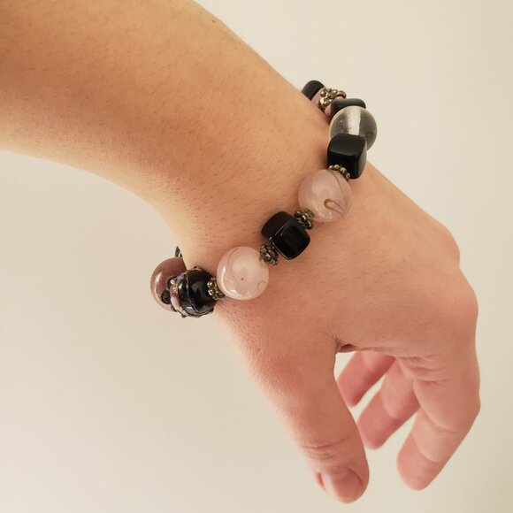 Purple, pink and black elastic beaded bracelet - Picture 3 of 5